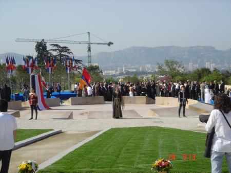 ils arrivent en représentant des regions d'Armenie